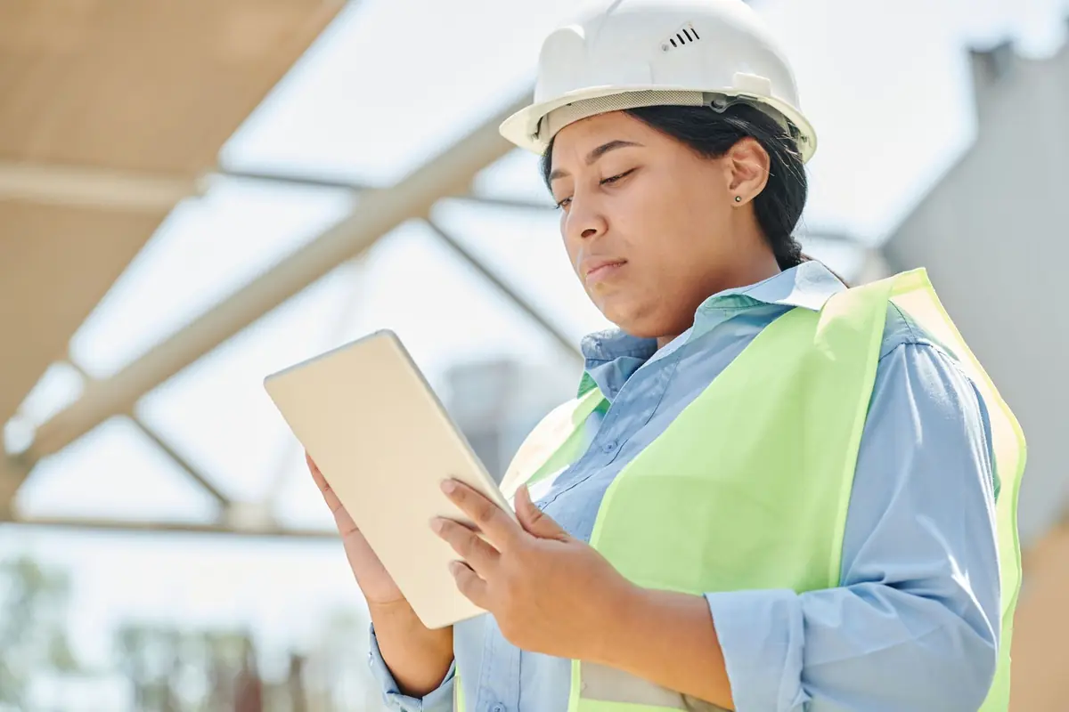 Registro de asistencia con huella digital desde una tablet en obra
